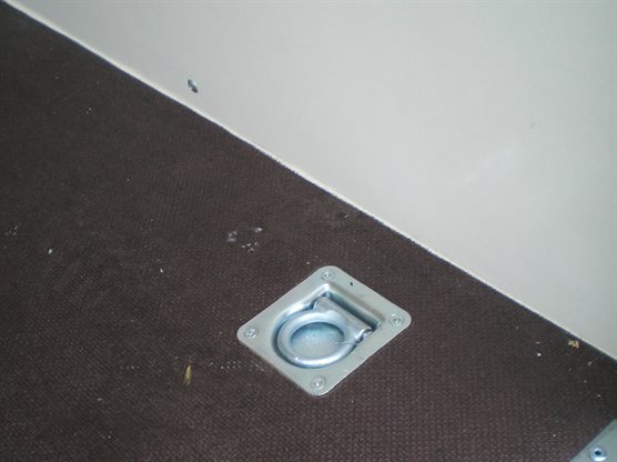 F.1336-1300 lukket trailer m/rampe og sidedør - surringsbeslag i bund